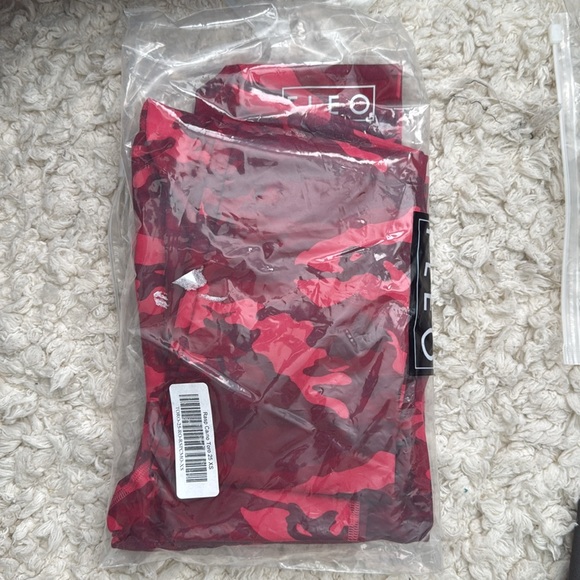 FLEO women's XS athletic/gymnastics/tumbling pants Rasberry Camo Toro 25 NWT - Picture 3 of 3